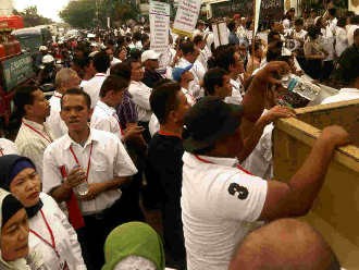  150 Karyawan Trisakti Demo PN Jakbar, Tomang ke Slipi Macet Parah