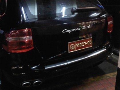 Wah! Porsche Cayenne Turbo dengan Pelat TNI
