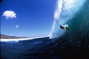 Pantai Lakey, Surga Surfing Tersembunyi di Indonesia