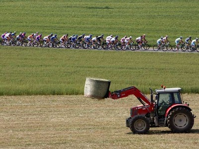 Asiknya Susuri Pedesaan Italia dengan Bersepeda