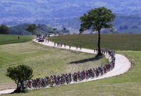 Para pembalap dari berbagai negara membelah pedesaan Italia pada etape ke-6 (Urbino ke Porto, 209km), 11 Mei lalu. Desa ini berada sekitar 200 km arah Timur Laut dari Roma. Total jarak yang ditempuh dalam Giro dItalia yakni 3.499km