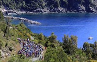 Para pesepeda melintasi tebing dengan pemandangan Laut Mediterania di kawasan Seravezza. Giro dItalia merupakan balapan bergengsi selain Tour de Franch di Perancis.