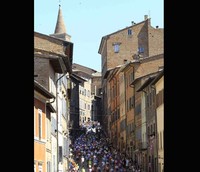 Salah satu sudut desa diantara kota Urbino dan Porto. Balapan tahunan ini akan berakhir di kota fesyen Milan.