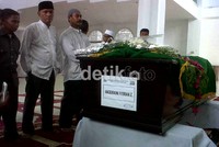 Sebelumnya, jenazah Anggi disalatkan di Masjid Raya Ahmad Yani Manado. Asrar Yusuf/detikcom.