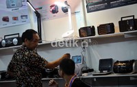 Pengunjung melihat-lihat bermacam produk yang dipamerkan.