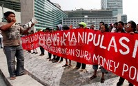 Dugaan DPT fiktif ini dianggap kesengajaan oleh oknum aparat untuk memenangkan salah satu calon. Massa meminta KPU menunda pengesahan DPT yang akan dilakukan lusa.