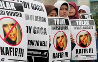 Selain dinilai mengkampanyekan kebebasan seks, Lady Gaga dianggap menyebarkan paham homoseksual dan lesbian.