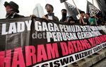 Makin Panas, Massa Terus Demo Lady Gaga