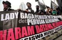 Lady Gaga menuai kontroversi di sejumlah negara dengan mengangkat isu moral.