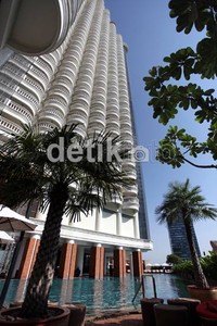 Lebua at State Tower terletak di pusat kota Bangkok yang berada tak jauh dari pinggir Sungai Chao Phraya.
