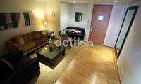 Semua kamar dilengkapai dengan balkom dan ruang penerima tamu. Inilah ruang tamu yang langsung bersebelahan dengan pintu masuk depan.