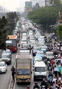 Demo ini dipicu oleh rencana pengadilan mengeksekusi gedung Universitas Trisakti terkait sengketa yayasan yang menaungi perguruan tinggi bergengsi itu.
