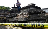 Di sekeliling makam diberi garis polisi untuk membatasi warga Gowa yang ingin menyaksikan lokasi kejadian perkara. M Abdurrahman/detikcom