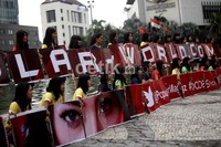 Para wanita cantik ini juga membawa kardus yang isinya merupakan huruf-huruf yang jika disambung berbentuk website baru majalah Popular.