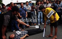 Para tersangka melakukan rekontruksi.