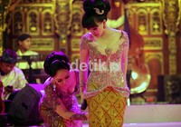 Dewi Gita (kiri), membantu Winda Viska memperbaiki kainnya sebelum syuting pertunjukkan OVJ.
