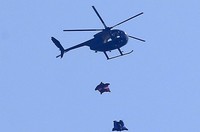 Stuntman Gary Connery terjun dari ketinggian 3.000 kaki  tanpa parasut. REUTERS/Eddie Keogh.