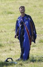 Gary Sukses Terjun Tanpa Parasut