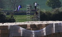 Gary pun menjadi penerjun pertama yang mendarat tanpa bantuan parasut. REUTERS/Eddie Keogh.