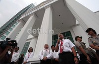 Penjagaan cukup ketat selama aksi berlangsung. Lalu-lintas dari arah Grogol menuju SLipi sempat tersendat.