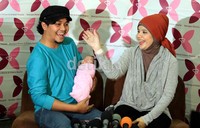 Anak pertama Indra dan Dilla diberi nama Dafinia Sahira Indra Bekti.