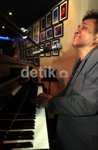 Sebagai Piano Man, sebelum dimulainya acara konferensi pers ia pun unjuk gigi dengan menyanyikan sebuah lagu sambil bermain piano.