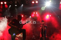 Aqi nampak bersemangat melihat antusiasme penonton yang ikut menyanyikan lagu-lagu mereka. Herianto Batubara/detikcom.