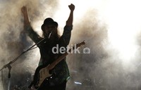 Gugun menyihir penonton lewat permainan gitarnya yang ciamik. Herianto Batubara/detikcom.