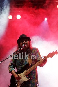 Malam kian meninggi, namun energi yang disalurkan Gugun Blues Shelter seakan tak ada habisnya mengajak untuk bergoyang. Herianto Batubara/detikcom.