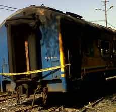 6 Gerbong KA Terbakar Dipasang Police Line