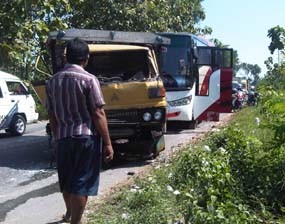 Bus Rombongan Peziarah Tabrakan Beruntun, 3 Sopir Luka Ringan