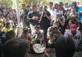 Prosesi Pemakaman Aditya Diwarnai Derai Air Mata