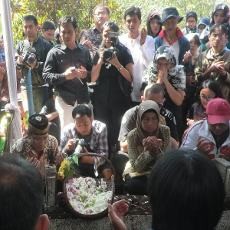 Prosesi Pemakaman Aditya Diwarnai Derai Air Mata