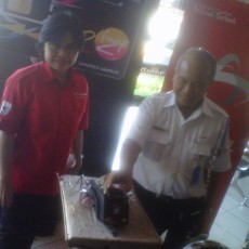 Kini Beli Tiket Kereta Api Cukup Tempelkan Handphone