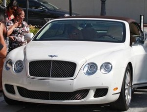J.Lo Manjakan Brondongnya dengan Bentley