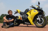 Warna kuning dominan yang diselimuti warna hitam, terlihat menawan dan elegan layaknya motor sport sekelas MotoGP. M Luthfi Andika/detikOto.