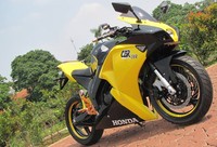 Perubahan berarti terlihat di setiap lekuk tubuh CBR 250 R milik Zulkifli, pada bagian depan dan belakang. Bagian depan sangat menempel sebuah headlamp proyektor untuk mobil. M Luthfi Andika/detikOto.