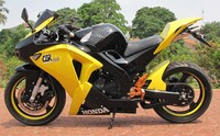 Selain lampu proyektor tampilan kesan MotoGP juga terlihat pada swing arm, Knalpot karya kwangen custom products. Begitu juga dengan bodi pelat galvanis 0,8 mm. M Luthfi Andika/detikOto.