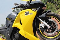 Bagian kaki, seperti Shock depan menggunakan milik Aprilia 250. Sementara pelek depan dan belakang milik Suzuki GSX 400 yang keduanya dibalut oleh ban Battlax. M Luthfi Andika/detikOto.