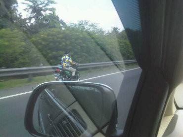  Duh! Pemotor Tak Berhelm Nyelonong Masuk Tol Dalam Kota