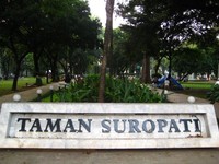 Taman Suropati (sumber: langkah-sepatu.blogspot.com) Taman Suropati (sumber: langkah-sepatu.blogspot.com)