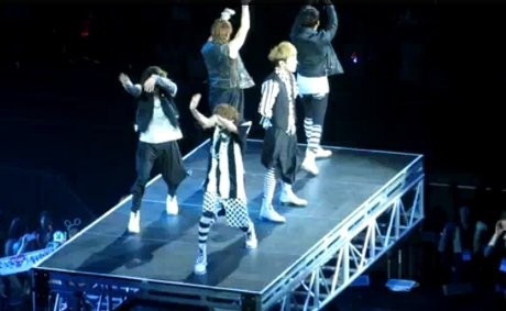 Panggung SHINee Dianggap Berbahaya, SME Dikritik