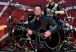 Aksi Glam Rock David Cook