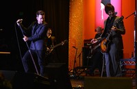 David Cook tampil casual dengan setelan kemeja hitam dan celana hitam. Getty Images/Kevin Winter.