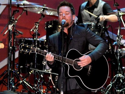 Aksi Glam Rock David Cook