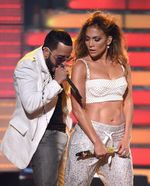 J-Lo Pamer Perut di Panggung Idol