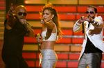 J-Lo Pamer Perut di Panggung Idol