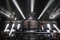 Ia dikelilingi band pengiring yang penampilannya tak kalah mengerikan. Frazer Harrison/Getty Images.