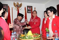 Saya berharap pada moment yang bersejarah ini hendaknya mempunyai arti yang besar bagi kita semua sebagai kader SOKSI untuk dapat memperjuangkan kepentingan bangsa dan negara, ujar Rusli yang juga Ketua DPP Partai Golkar itu.