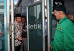 Bachtiar Chamsyah Hirup Udara Bebas